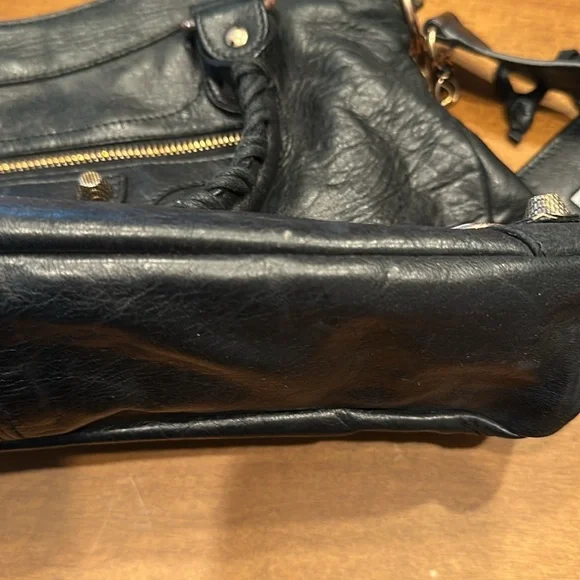 Balenciaga Black Shoulder Bag with Distressed Leather - Picture 5 of 9